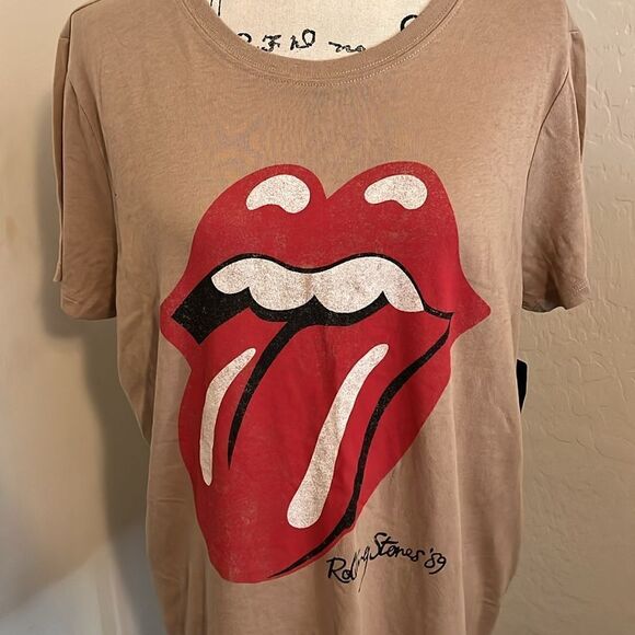 Torrid The Rolling Stones Tan Distressed Lip Graphic Shirt Modern Music Boho - Picture 6 of 10
